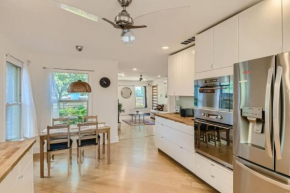 Mid Century Cozy Quiet Home Walk to the Square